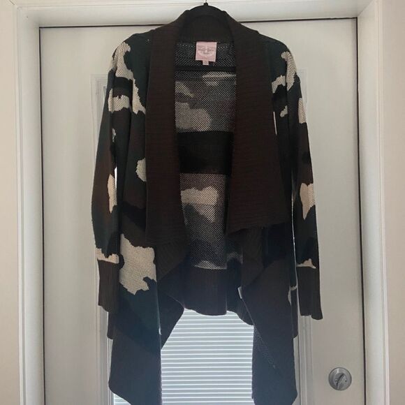 Romeo and Juliet Couture Camo Open Sweater - Picture 5 of 8